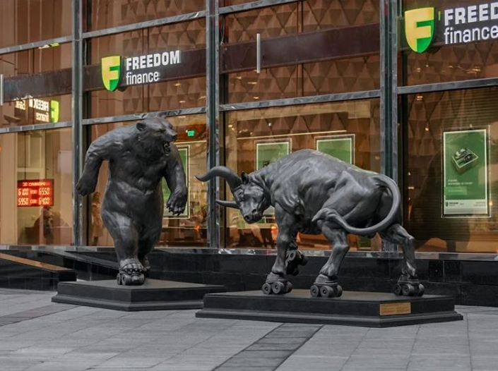“BEAR AND BULL” SCULPTURES